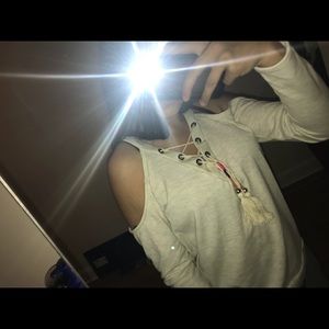 Open shoulder Jella C shirt